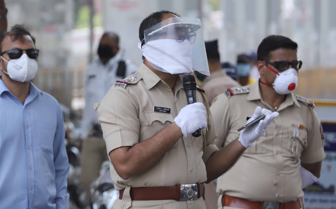 आज दिवसभरात शहराच्या विविध भागात अशाच प्रकारे लोकांवर कारवाई करण्यात आली.