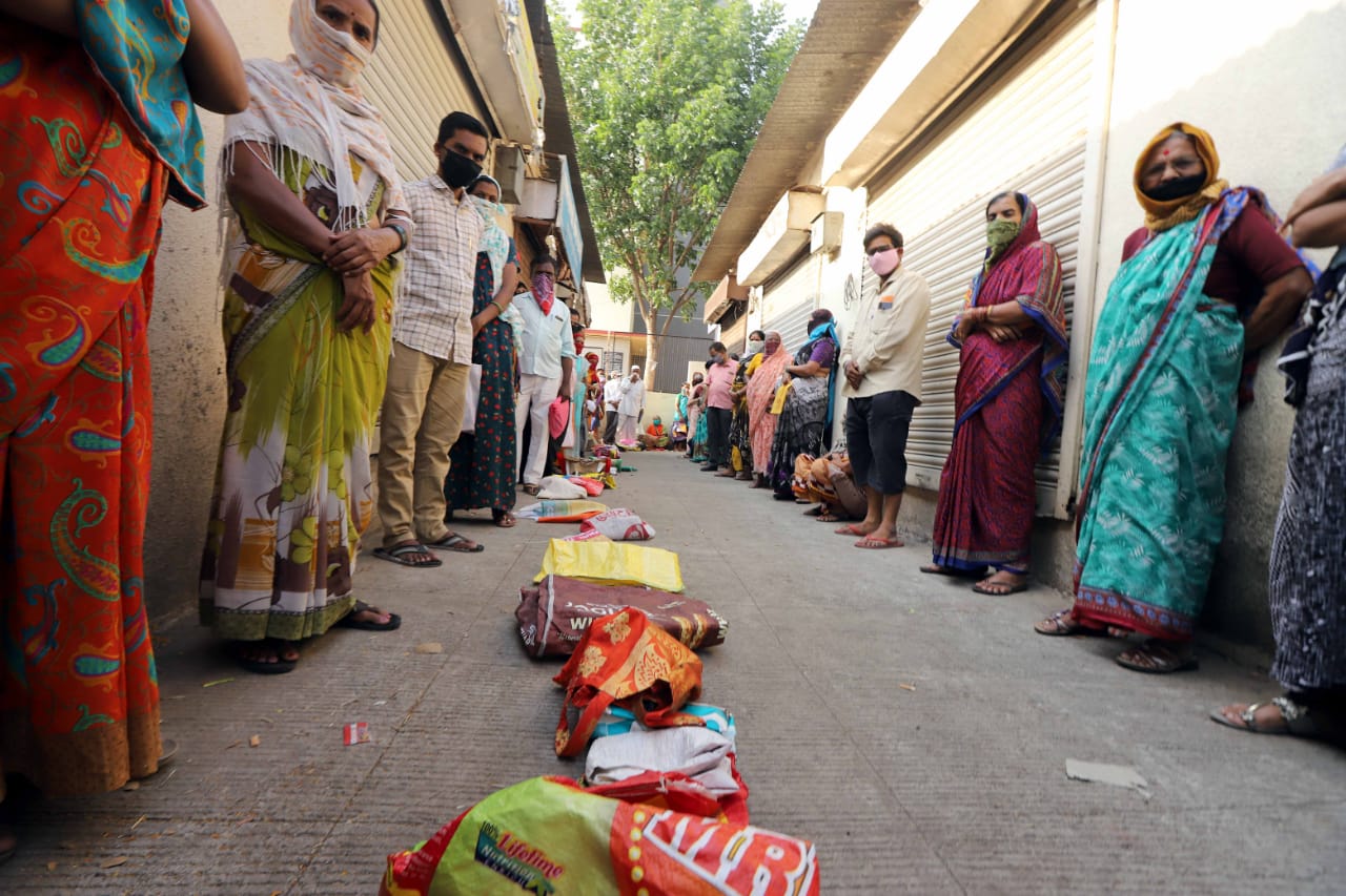 पुण्याच्या अप्पर इंदीरानगर परिसरातील बिबवेवाडी परिसरात रेशन दुकानासमोर लागलेली रांग हे याचंच एक जिवंत उदाहरण आहे.