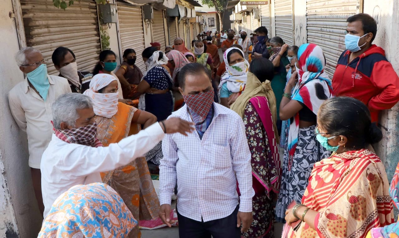 करोना विषाणूच्या प्रादुर्भावाचा सामना करण्यासाठी संपूर्ण राज्यात लॉकाडाउन आहे. जिवनावश्यक वस्तू वगळता सर्व गोष्टी या काळात बंद आहेत. सामान्य आणि कष्टकरी जनतेला मात्र या काळात बराच त्रास सहन करावा लागत आहे. (सर्व छायाचित्र - पवन खेंगरे)