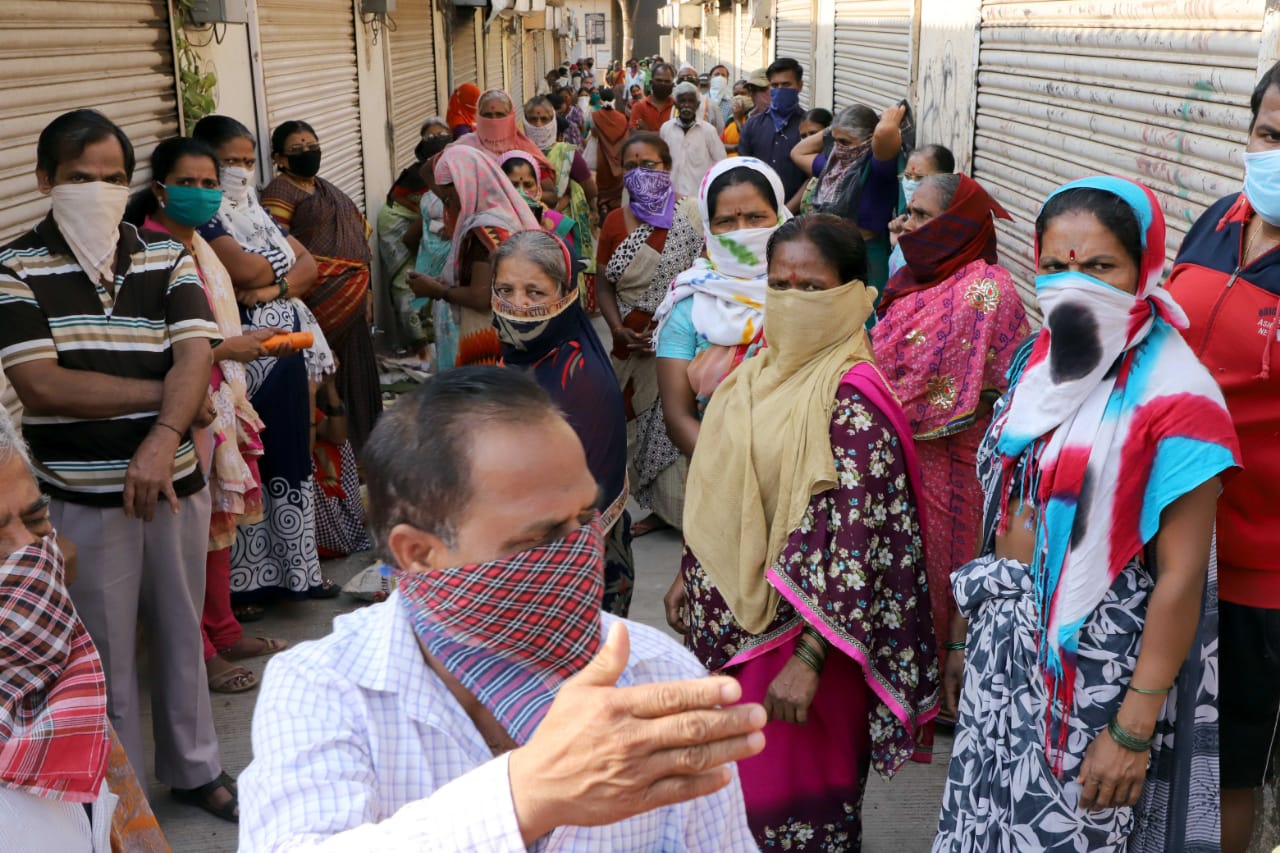 दरम्यान सर्व पात्र लाभार्थ्यांना रेशनचं धान्य मिळणार अशी सुविधा राज्य सरकारने केली आहे.