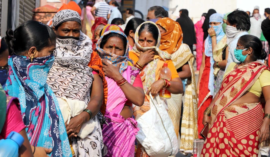 गृहिणी, आबालवृद्ध या रांगेत वाट पाहत ताटकळत उभे असतात