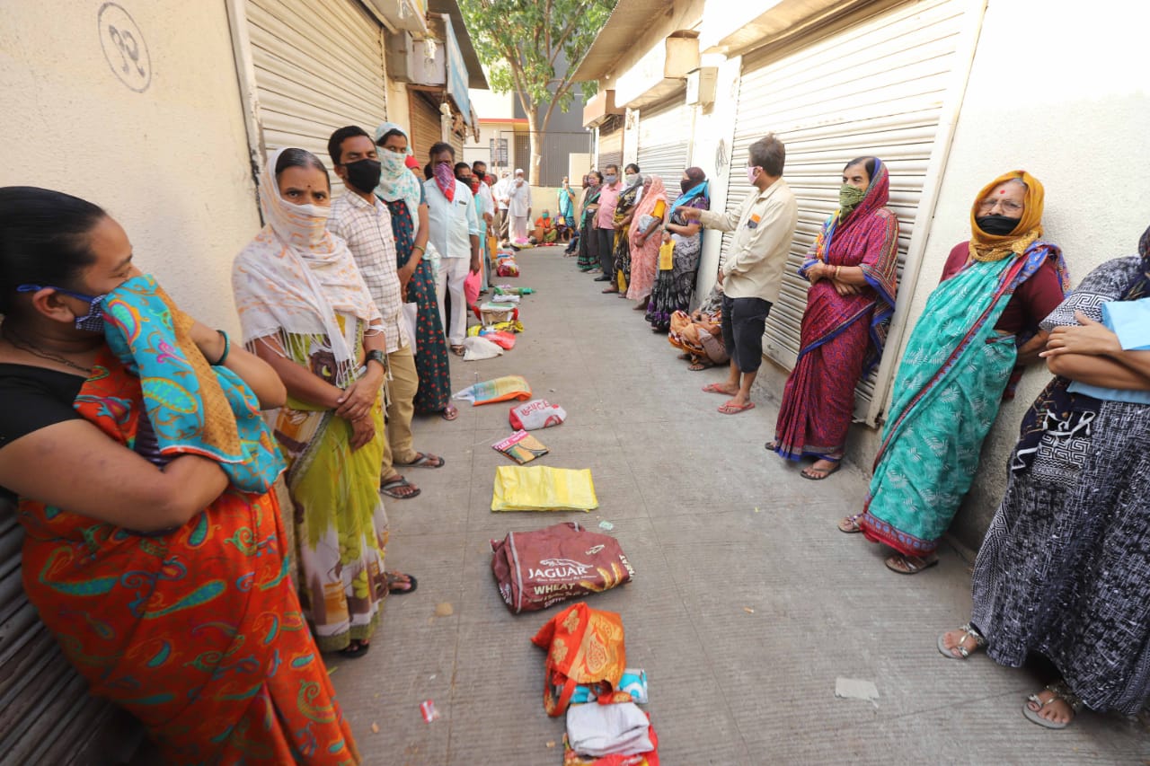 सध्या राज्यातील अनेक रेशन दुकानांवर धान्याचा काळाबाजार घडत असल्याचं समोर आलंय, त्यामुळे सर्व जिल्हा प्रशासनाला अशा काळाबाजार करणाऱ्यांवर कडक कारवाईचे आदेश देण्यात आले आहेत.
