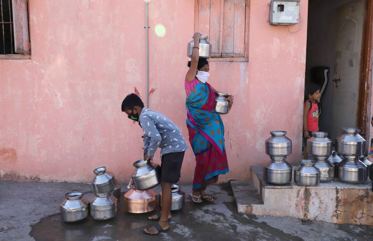 घरासमोर ठेवलेले हंडे आणि कळश्यांची रांग या भागातील पाणीटंचाई किती भीषण आहे याचं उदाहरण आहे.