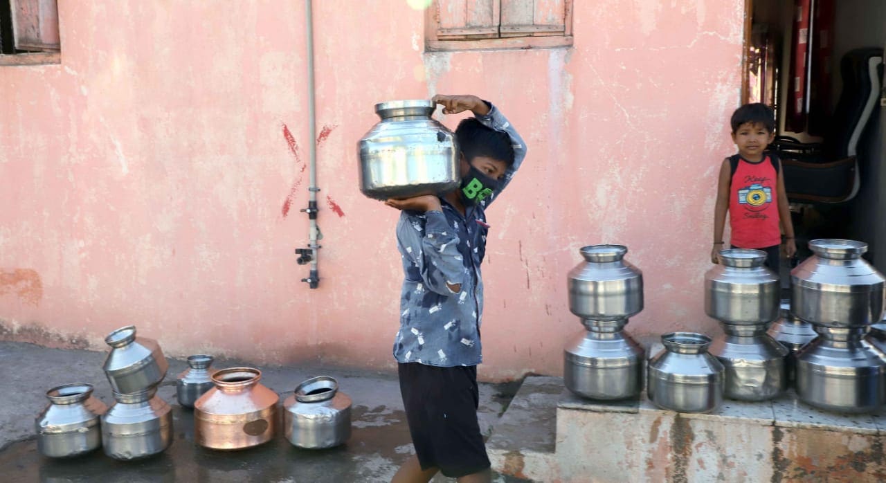 रोजचा दिवस ढकलायचा तर पाणी हे हवंच, मग घरातले वयस्कर असो किंवा लहान मुलं प्रत्येक जण हातात कळशी घेत घरात पाणी भरण्याच्या कामात स्वतःला जुंपतात.