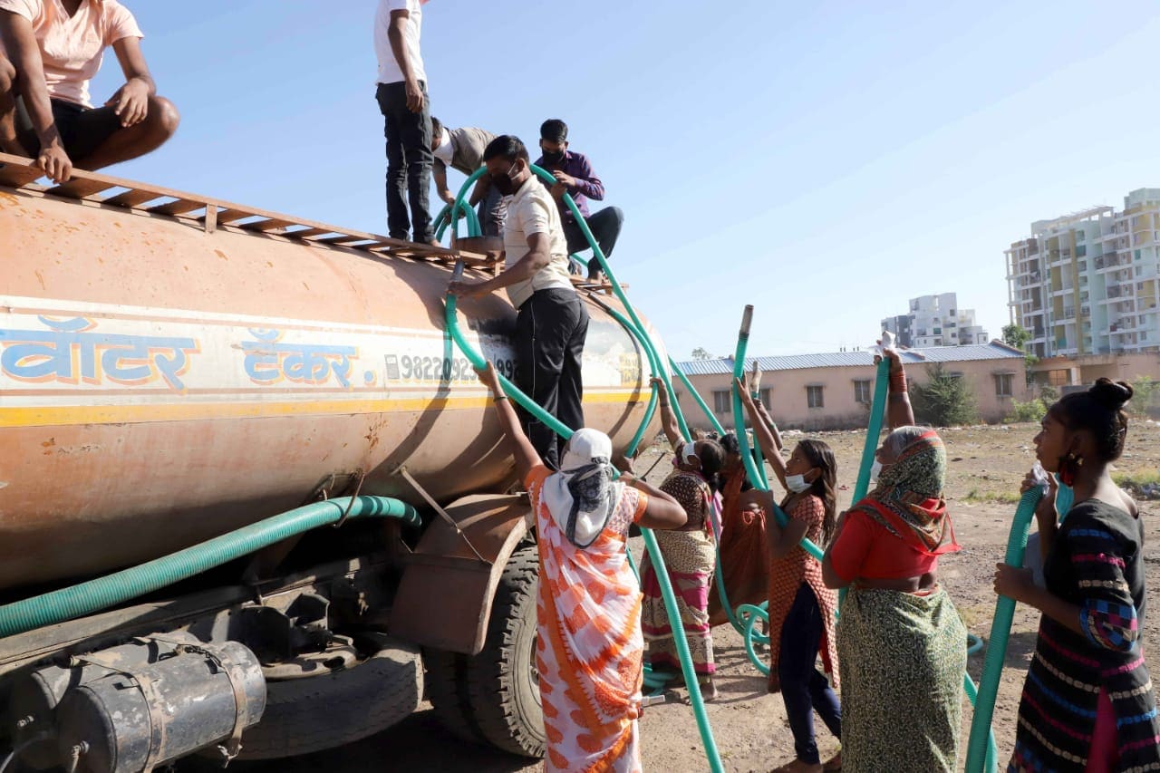 टँकर आला की आपला पाईप घेऊन वर चढायचं आणि पाणी घेण्यासाठी धडपड करायची...
