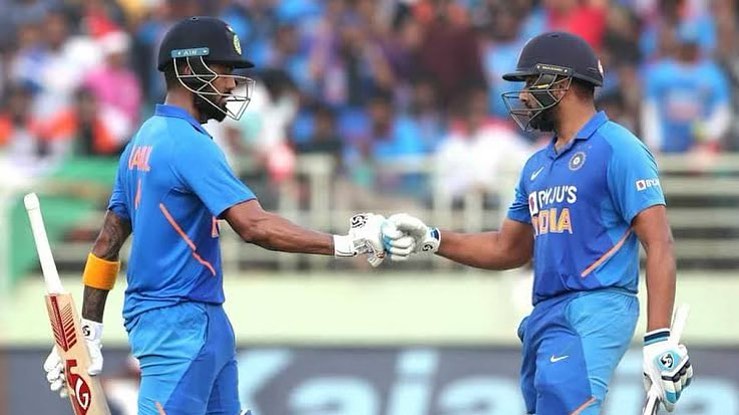 एका क्रिकेट शिबिरात प्रवेश घेतल्यानंतर १९९९ साली रोहितच्या क्रिकेट प्रवासाला सुरुवात झाली.