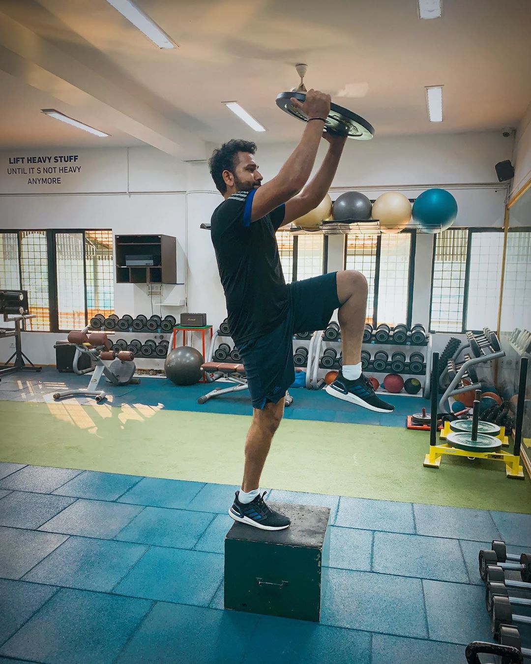 क्रिकेट प्रशिक्षक दिनेश लाड यांनी रोहितमधली प्रतिभा हेरली व त्याला घडवले. रोहित सुरुवातीची काहीवर्ष डोंबिवलीमध्ये होता. रोहितचे आई-वडिल डोंबिवलीत रहायचे. तो डोंबिवलीतल्या शाळेमध्ये होता. त्यावेळी प्रशिक्षक दिनेश लाड यांनी क्रिकेट करिअरच्या दृष्टीने त्याला बोरिवलीच्या स्वामी विवेकानंद इंटरनॅशनल स्कूलमध्ये प्रवेश घ्यायला सांगितला.