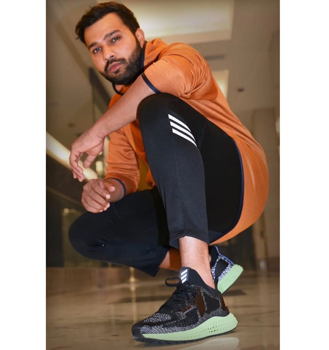 एका सामान्य कुटुंबातून आलेल्या मुलाने आज हे यशाचे शिखर गाठले आहे. वडिलांचे महिन्याचे उत्पन्न जास्त नव्हते. त्यामुळे बोरिवलीत राहणाऱ्या आजी-आजोबा, काका-काकूंकडे रोहित लहानाचा मोठा झाला.
