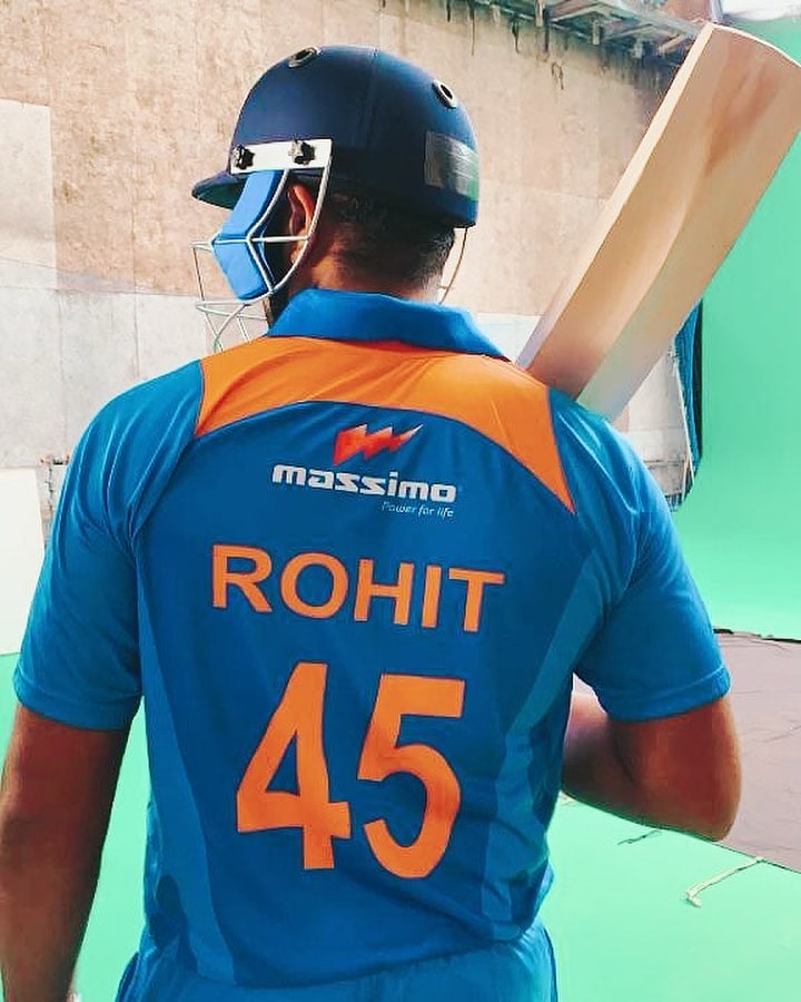 रोहितच्या आयुष्यात ४५ नंबरला विशेष स्थान आहे. हा फक्त रोहितच्या जर्सीचा नंबर नाही. त्याच्या गाडयांचाही हाच नंबर आहे.