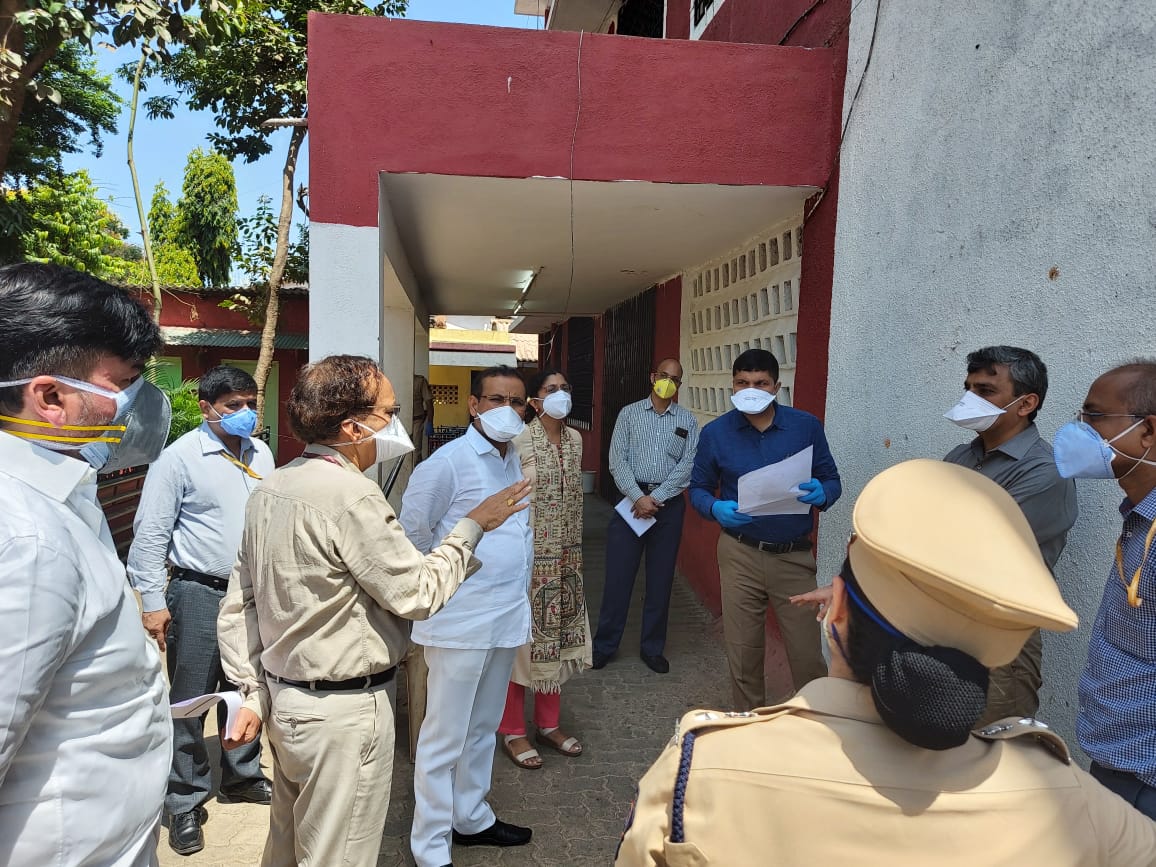धारावीमध्ये मंगळवारी १२ नवे करोनाबाधित रुग्ण आढळले असून करोनाची बाधा झालेल्या एकाचा मृत्यू झाला. त्यामुळे धारावीमधील करोनाबाधितांची संख्या १८० वर पोहोचली असून १२ जण मृत्युमुखी पडले आहेत.