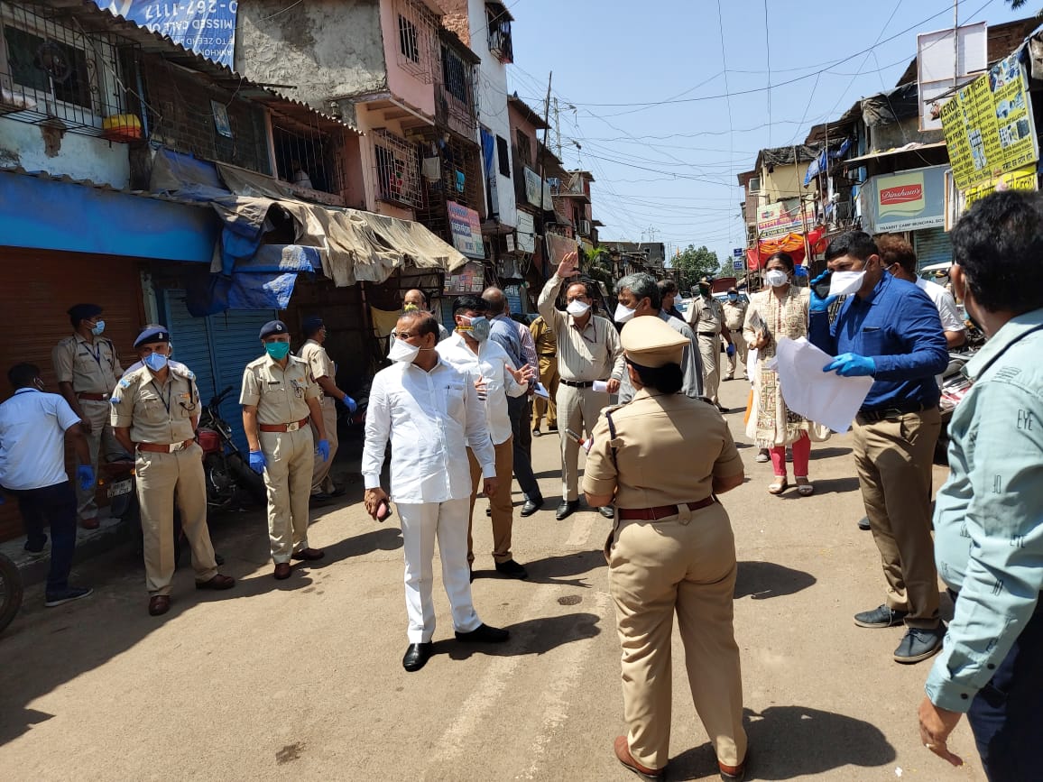 यावेळी आरोग्यमंत्र्यांबरोबर प्रशासकीय अधिकाऱ्यांसह पोलिसांचा मोठा फौजफाटा होता.