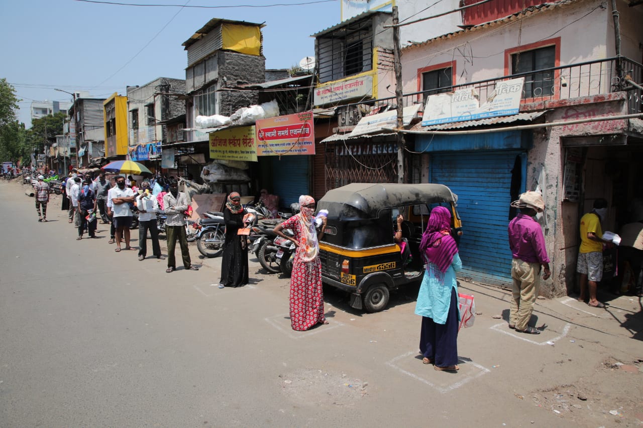 लाभार्थ्यांनी एकमेकांमध्ये दोन मीटर अंतरावर उभे राहत रांग लावून धान्य घेतले.