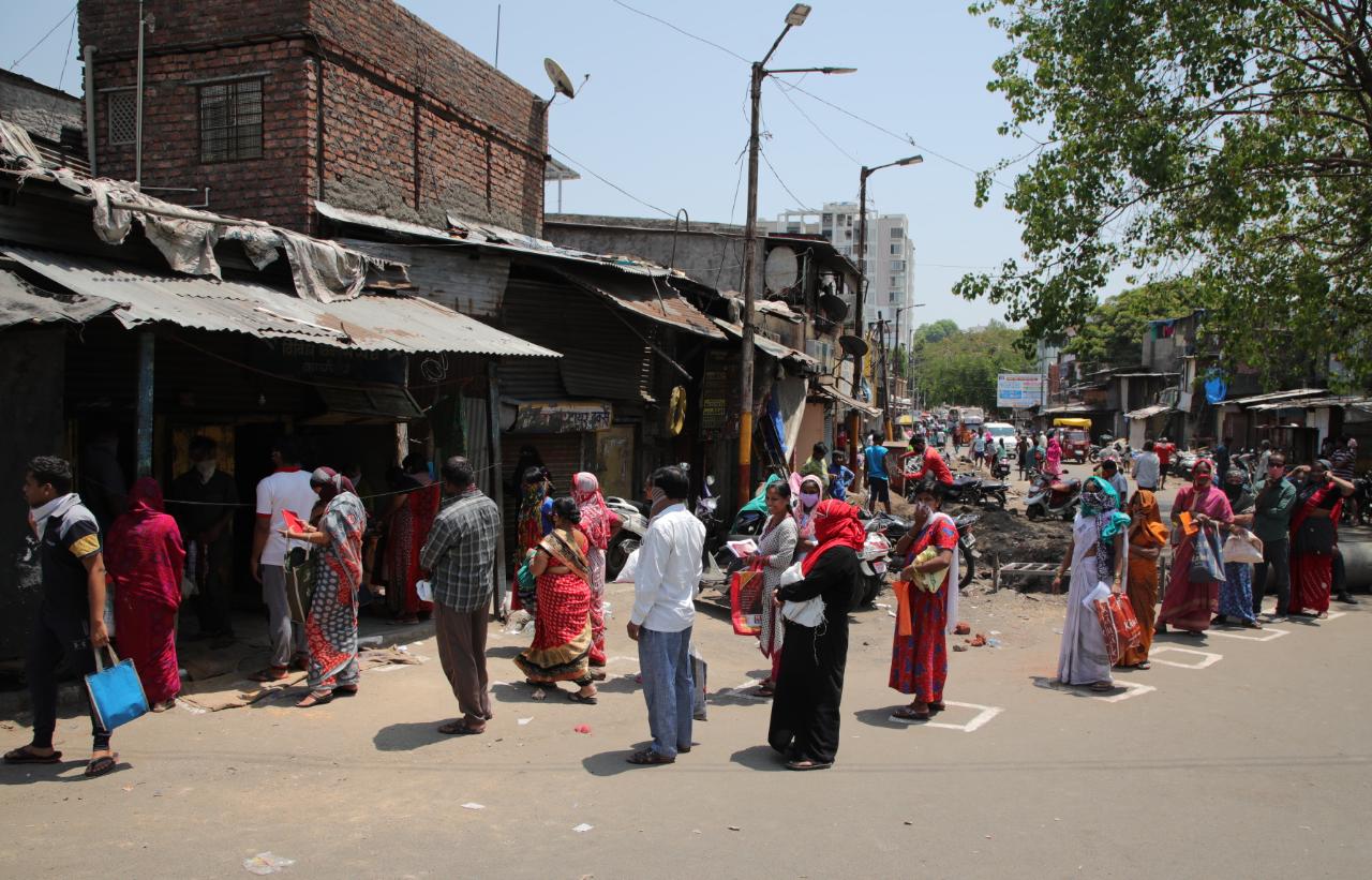 पुणे : शहरातल्या गुलटेकडी भागातील रेशन दुकानावर शनिवारी धान्य वाटप सुरु झाले. यावेळी लाभार्थ्यांनी सोशल डिस्टंसिंगची काळजी घेत धान्य घेतले. (सर्व फोटो - आशिष काळे)