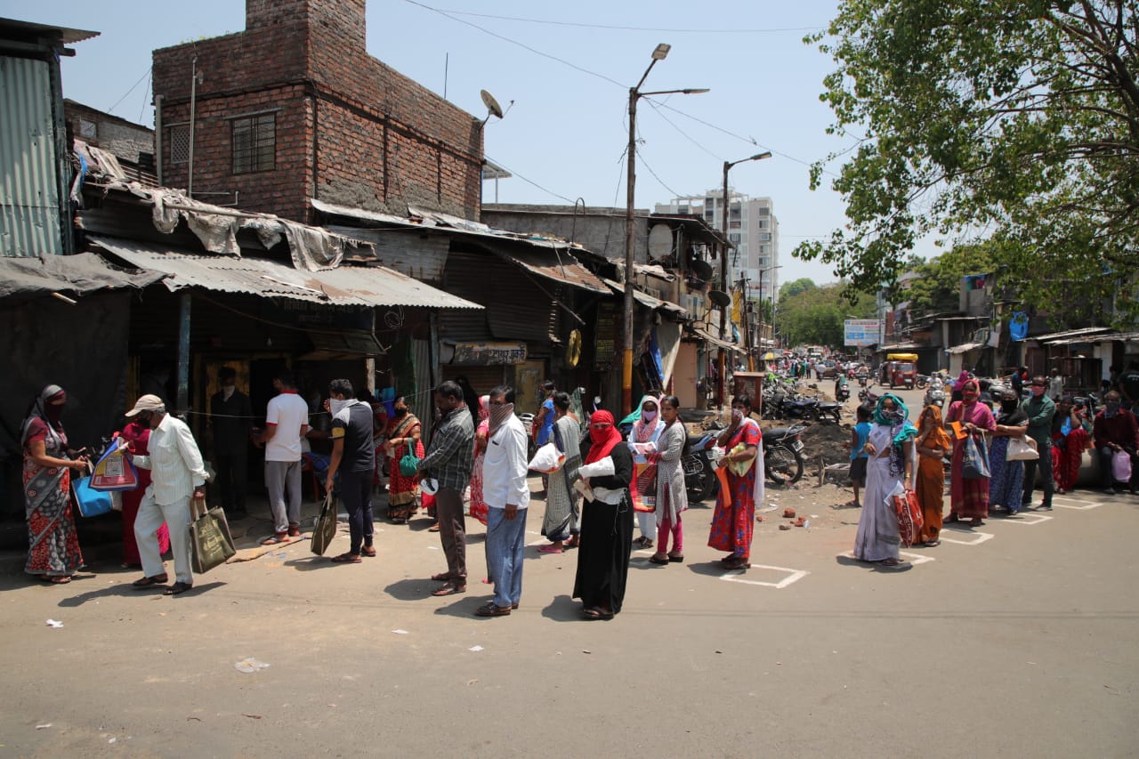 यावेळी प्रत्येकाने आपल्या तोंडावर मास्क आणि रुमाल बांधलेले होते. केंद्र शासनाने घोषणा केल्याप्रमाणे तीन महिने रेशनिंग दुकानातून गरिबांना पाच किलो मोफत गहू, तांदूळ आणि एक किलो डाळ पुरवण्यात येणार आहेत.