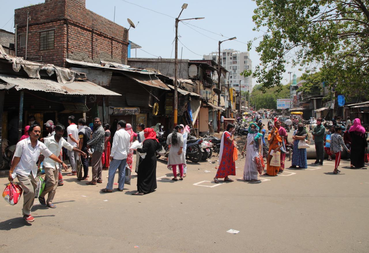रेशनिंगच्या माध्यमातून गरिब नागरिकांना पुरेसे धान्य वाटप करण्यात येत आहे. नियमांचे पालन करताना नागरिकांमध्ये यावेळी शिस्तही दिसून आली.