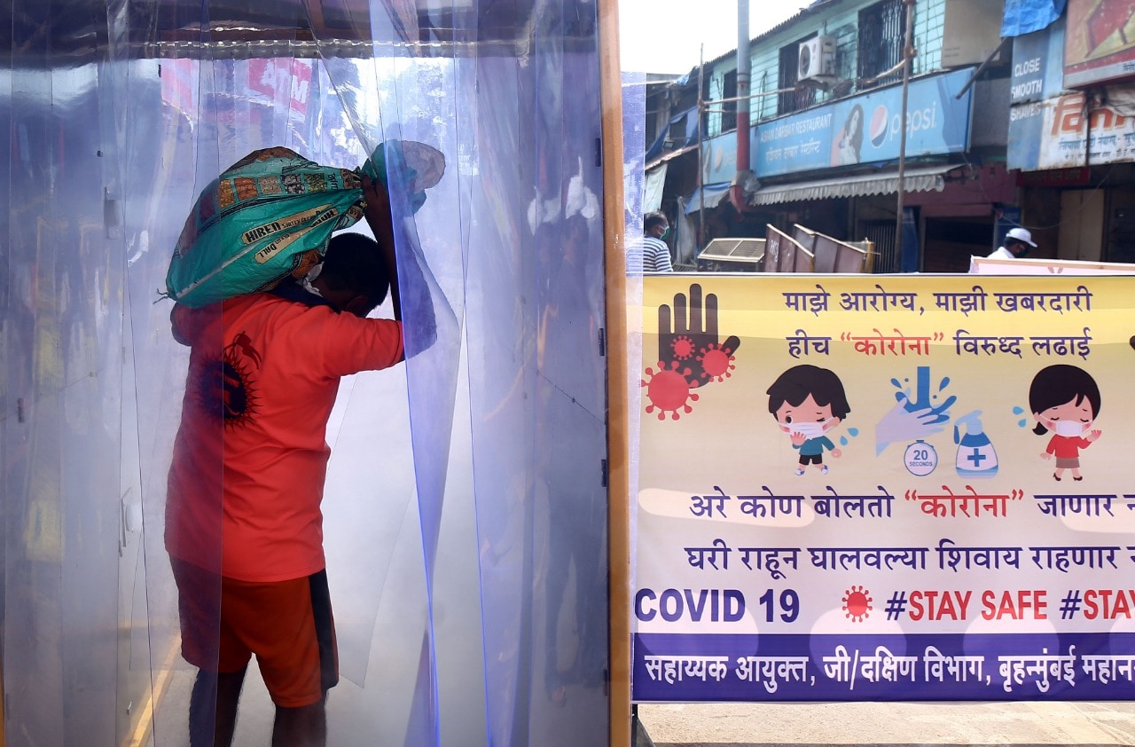 वरळी येथील जिजामाता नगरच्या प्रवेशद्वारावरच एक सॅनिटायझिंग बुथ उभारण्यात आले आहे. त्यामुळे इथले नागरिक निर्जंतुकीकरणासाठी या बुथमधून ये-जा करीत आहेत.