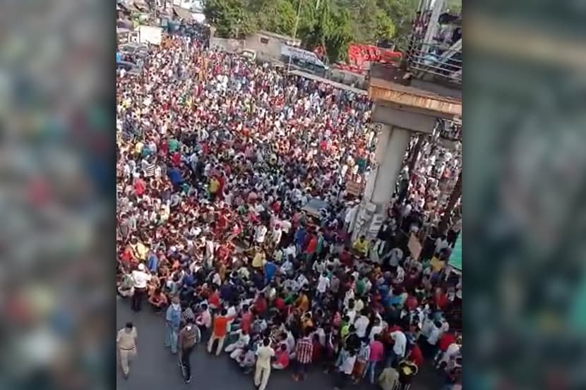 मुंबईत स्थलांतरित झालेल्या मजुरांची अवस्था लॉकडाउनमुळे आणखी बिकट झाली. या स्थलांतरित मजुरांच्या पोटापाण्याचा प्रश्न निर्माण झाला आहे. त्यामुळे आपापल्या गावी जाण्यासाठी त्यांनी वांद्रे स्टेशन परिसरात गर्दी केली होती.