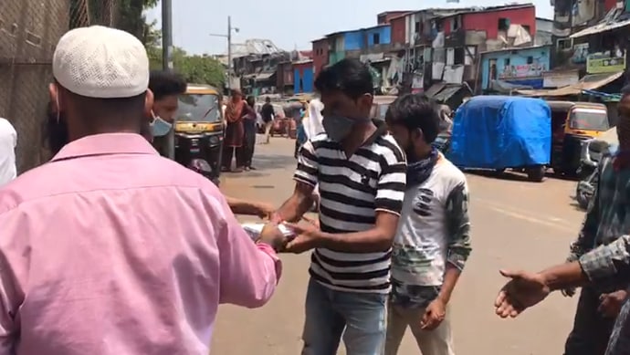या परिसरातील गरीब मजुरांमध्ये जेवणाच्या पाकिटांचे वाटप करण्यात येत आहे