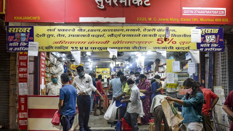 शहरी भागातील सर्व स्टँडअलोन शॉप्स, रहिवासी परिसरातील दुकानं आणि रहिवासी इमारतींमधील दुकानं सुरु ठेवण्याची परवानगी देण्यात आली आहे. (Photo: PTI))