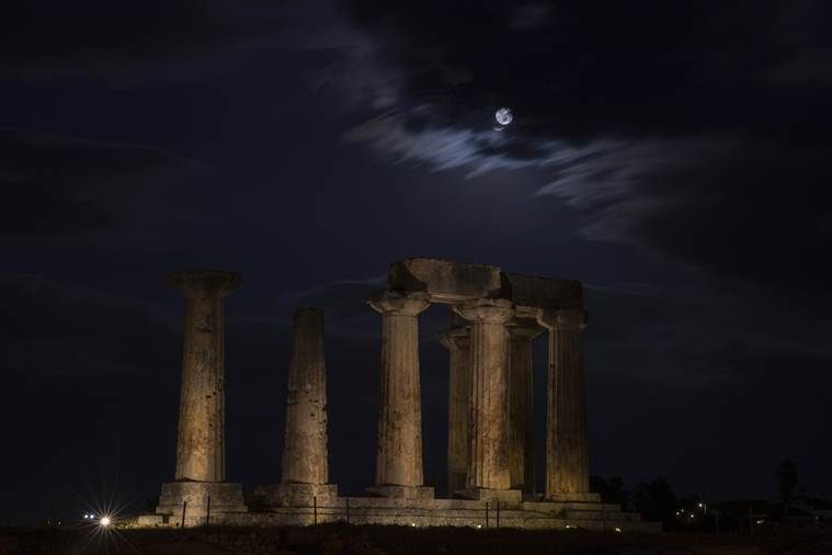 अथेन्सपासून नैऋत्य दिशेला ८० किमी अंतरावर असलेल्या अपोलो टेम्पलजवळ दिसणारा सुपर मून. (AP Photo/Petros Giannakouris)