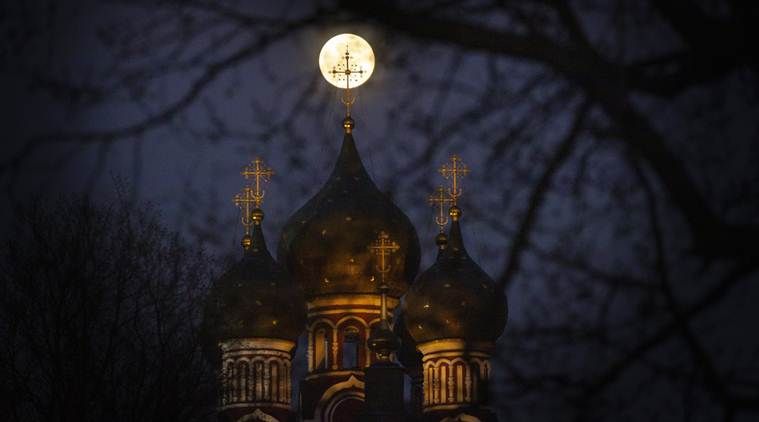 रशियातील मॉस्को शहरात असलेल्या एका चर्चेच्या पाठिमागून वर आलेला सुपर पिंक मून. (AP Photo/Alexander Zemlianichenko)