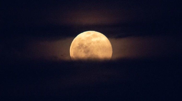 भारतीय प्रमाणवेळेनुसार सकाळी आठ वाजता सुपर पिंक मून दिसला. भारतात सकाळ झालेली असल्यानं अनेक ठिकाणी हे दुर्मिळ दृश्य दिसलं नाही. कारण चंद्रापेक्षा सूर्याचा प्रकाश जास्त असतो. photo credit: NASA Moon (Twitter)