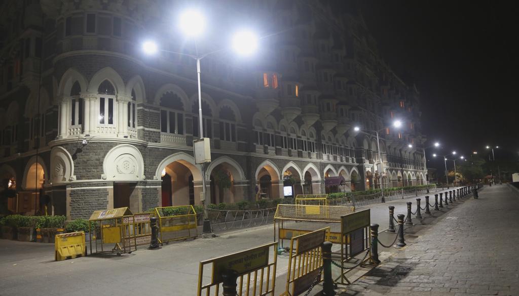 ताज हॉटेल परिसरातली पोलिसांनी बॅरिकेटींग केलेलं आहे