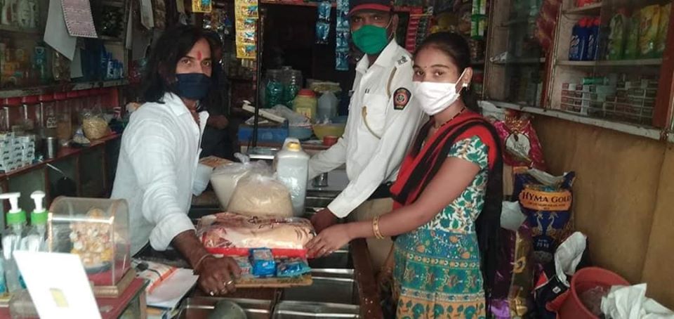 सध्याच्या खडतर परिस्थितीत काम करणाऱ्या पोलिस कर्मचाऱ्यांना आपल्या किराणा दुकानातून तुलसी जोशी ९९९ रुपयांत ९ वस्तू उपलब्ध करुन देत, त्यांच्यावरील भार हलका करण्याचा प्रयत्न करत आहेत.