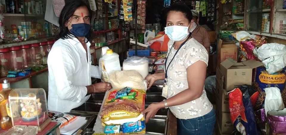 आपल्या हेमलता किराणा दुकानात जोशी यांनी पोलिस, डॉक्टर व इतर वैद्यकीय कर्मचाऱ्यांसाठी ही सुविधा केली आहे.