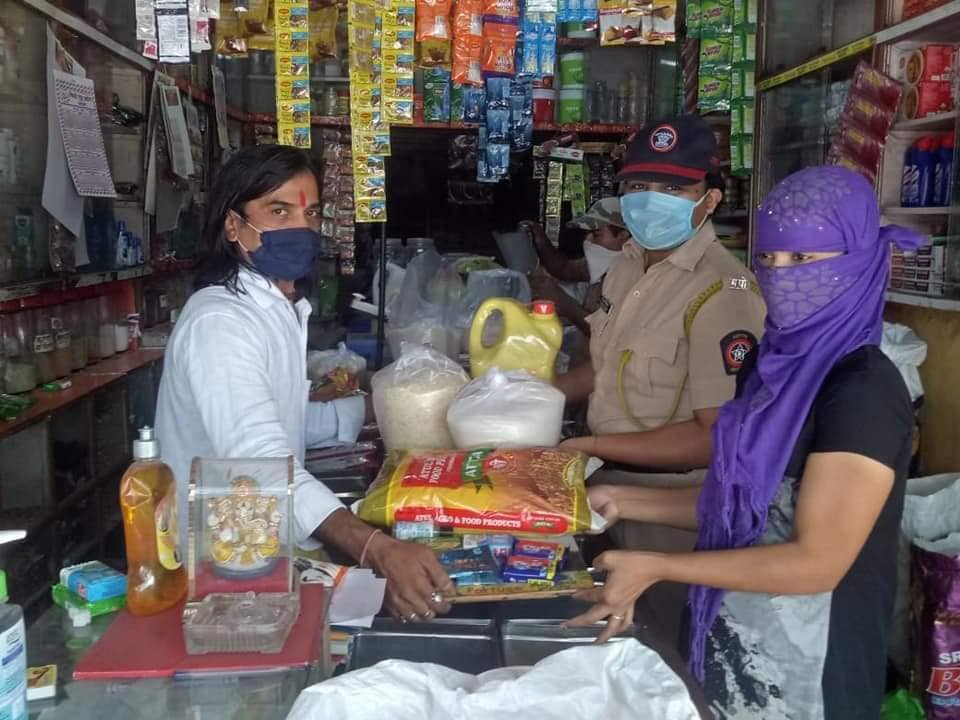 करोनाविरुद्ध लढ्यात सध्या समाजाच्या प्रत्येक स्तरातील व्यक्ती समोर येत आहेत. यात राजकीय कार्यकर्त्यांपासून, खेळाडूंपर्यंत ते उद्योगपतींचाही समावेश आहे. मात्र पालघरचे मनसे कार्यकर्ते तुलसी जोशी यांनी सध्याच्या खडतर काळात सर्वांसमोर एक नवीन आदर्श घालून दिला आहे. ( सर्व छायाचित्र - मनसे वृत्तांत अधिकृत फेसबूक)