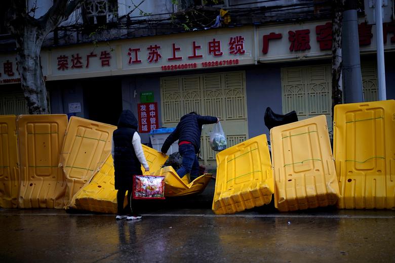 मध्य चीनमधील ११ दशलक्ष लोकसंख्या असलेल्या वुहान या औद्योगिक शहरात इतरांना प्रवेशापासून रोखण्यासाठी अधिका्यांनी कठोर कारवाई केली.