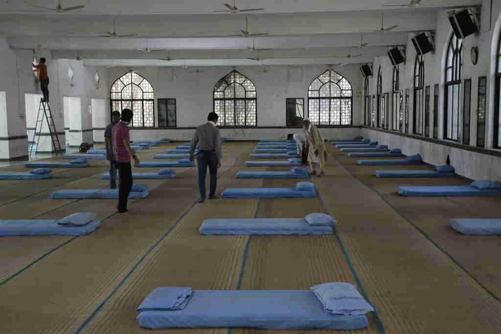 या मशिदीचा अंतर्गत भाग हा प्रशस्त आणि अनेक खिडक्यांचा असल्याने अत्यंत हवेशीर जागेत क्वारंटाइनची व्यवस्था करण्यात आली आहे.