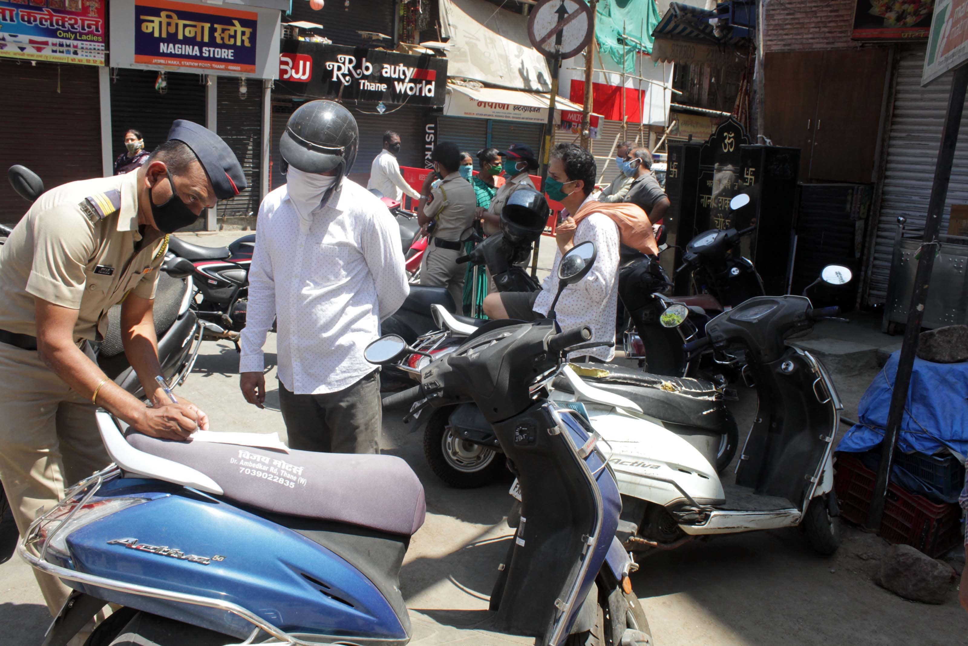 पोलीस प्रशासनाकडून वारंवार आवाहन करुन देखील नागरिक लॉकडाऊनचे उल्लंघन करीत आहेत.