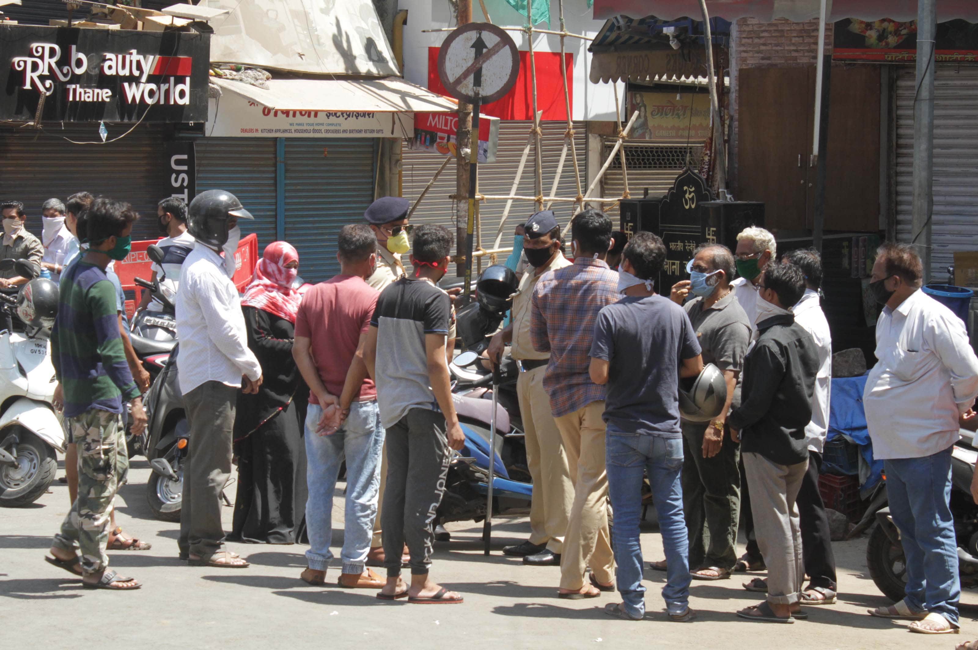 सध्या दिवसेंदिवस करोनाचा धोका वाढत असताना मोठ्या प्रमाणार लोक घराबाहेर पडत असल्याने अधिक धोकादायक परिस्थिती निर्माण होऊ शकते.