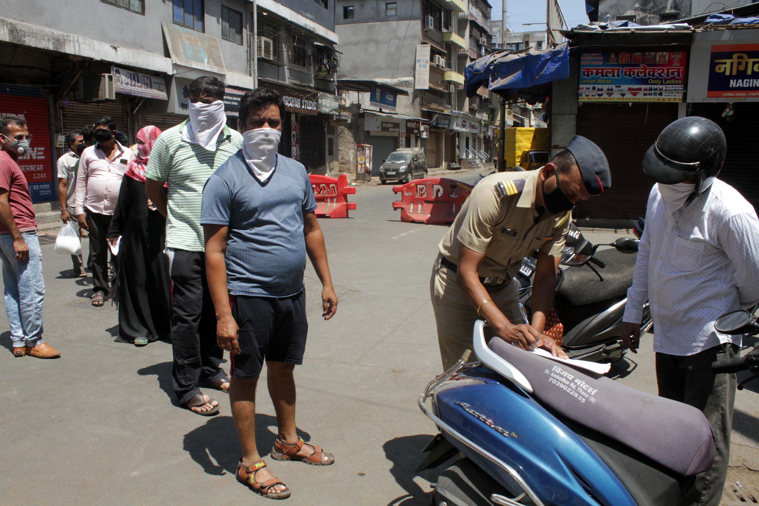 आदेश मोडणाऱ्या अनेकांवर पोलिसांनी कारवाई केल्याने गाड्यांच्या चाव्या मिळवण्यासाठी त्यांना अक्षरशः रांग लावावी लागली.