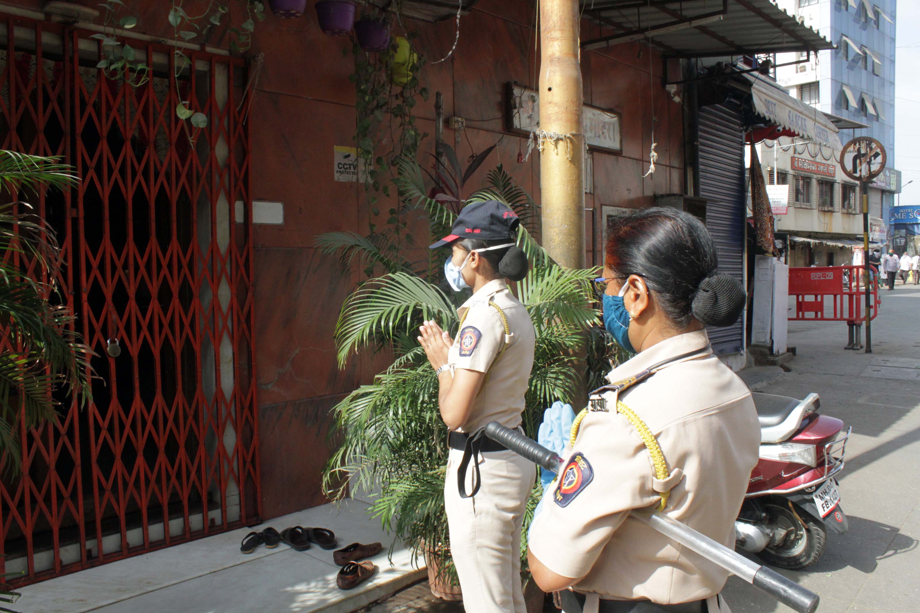 भाविकांच्याबरोब कर्तव्यावर तैनात असणाऱ्या पोलीस कर्मचाऱ्यांनी देखील हनुमंताचे दर्शन घेतले