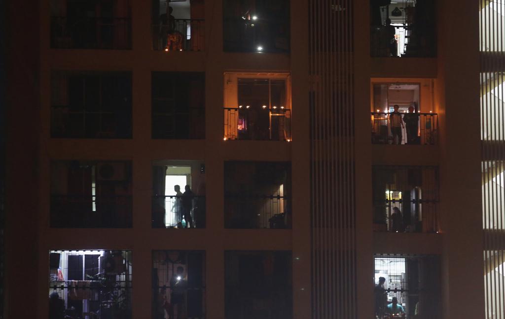 नागरिकांनी रात्री नऊच्या ठोक्याला घरातील लाईट बंद करून दिवे लावले.