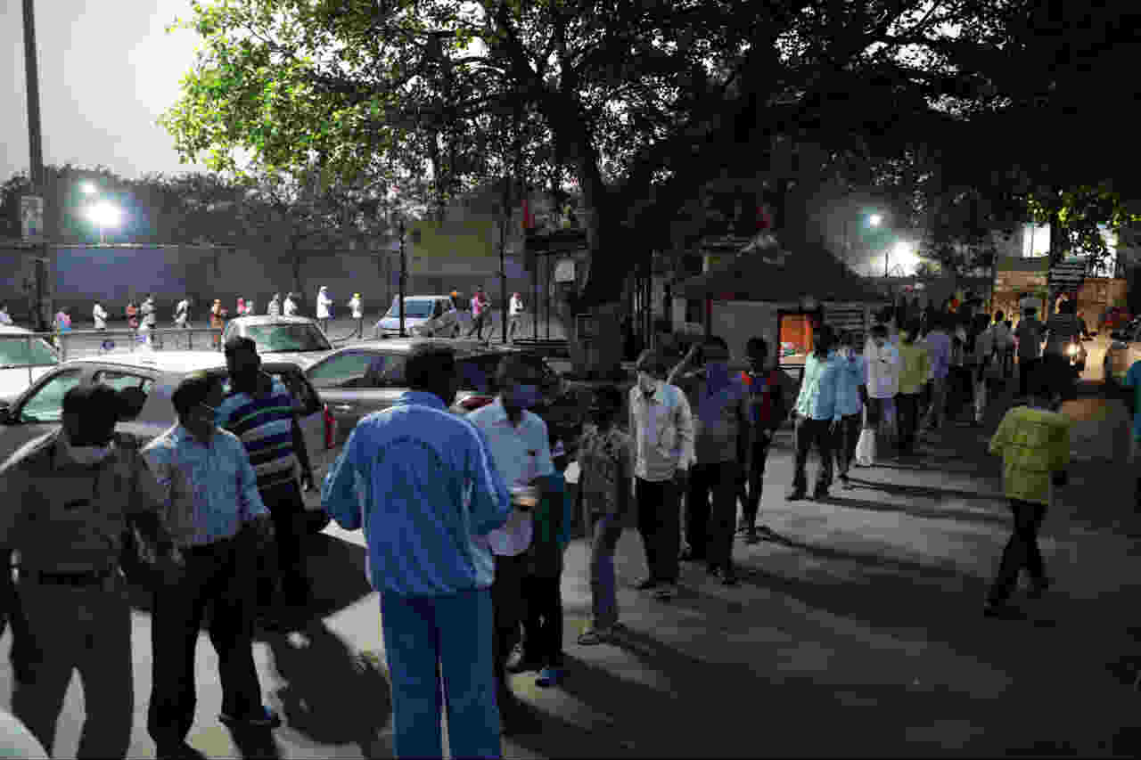 पुणे : वेगानं विकसित होत असलेला लोहगाव या उपनगरीय भागात अनेक कामगार आणि मजूर राहतात. लॉकडाउनमुळे जेवणाचे हाल होत असलेल्या या स्थलांतरित कामगारांना सोमवारी संध्याकाळी लोहगाव पोलीस चौकीजवळ अन्न वाटप करण्यात आले. (सर्व छायाचित्रे - अरुल होरायझन)