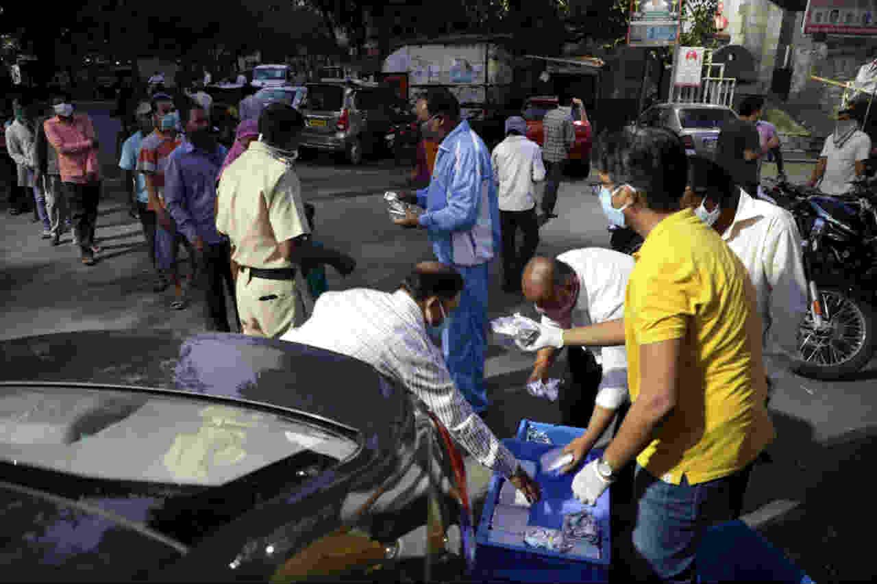 करोना विषाणूचा धोका टाळण्यासाठी यावेळी सर्वांनी तोंडाला मास्क आणि रुमाल बांधले होते.