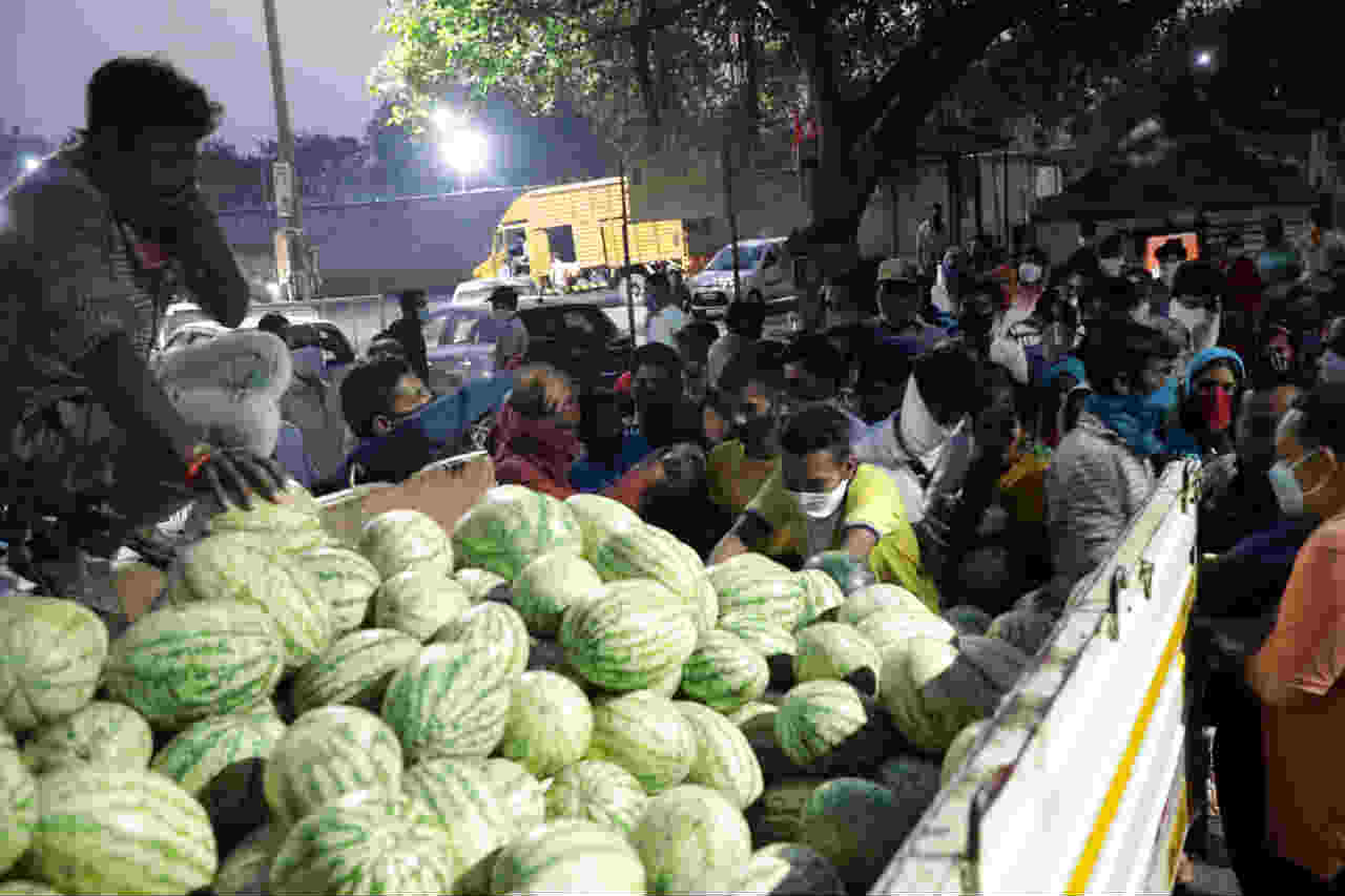 एका छोट्या टेम्पोमध्ये मोठ्या प्रमाणावर कलिंगड वाटपासाठी आणण्यात आली होती.