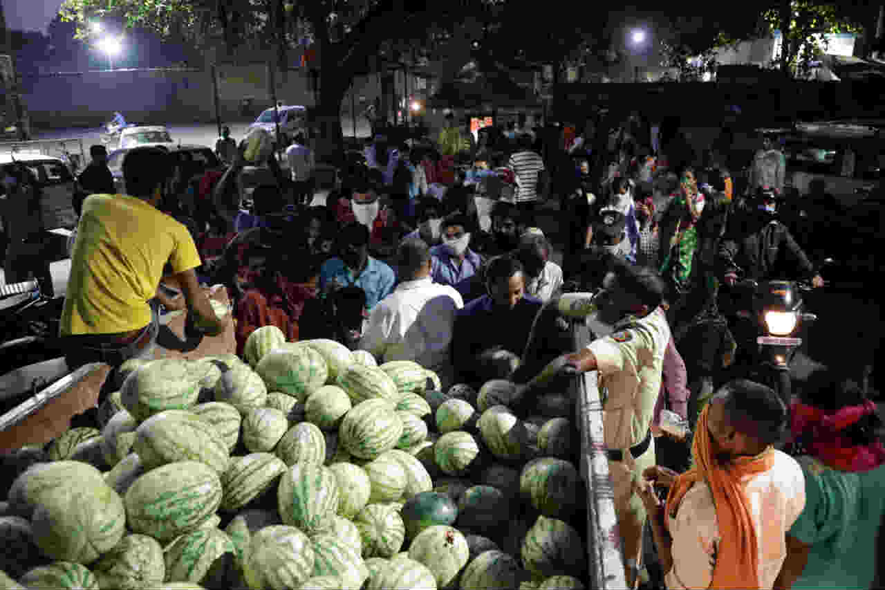 मोफत अन्न आणि फळाचे वाटप केल्याने अनेकांच्या पोटाला नक्कीच आधार मिळाला असेल.