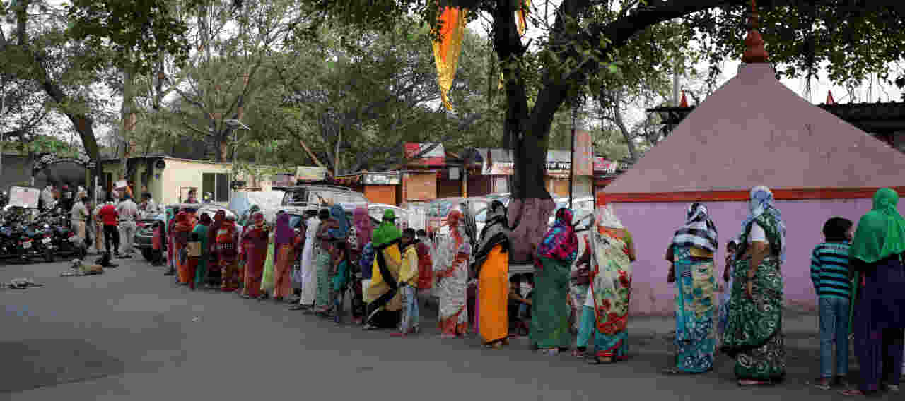 स्थानिक बेरोजगार आणि स्थलांतरित अशा १५० लोकांना स्थानिक दात्याकडून मोफत अन्न वाटप करण्यात आले.