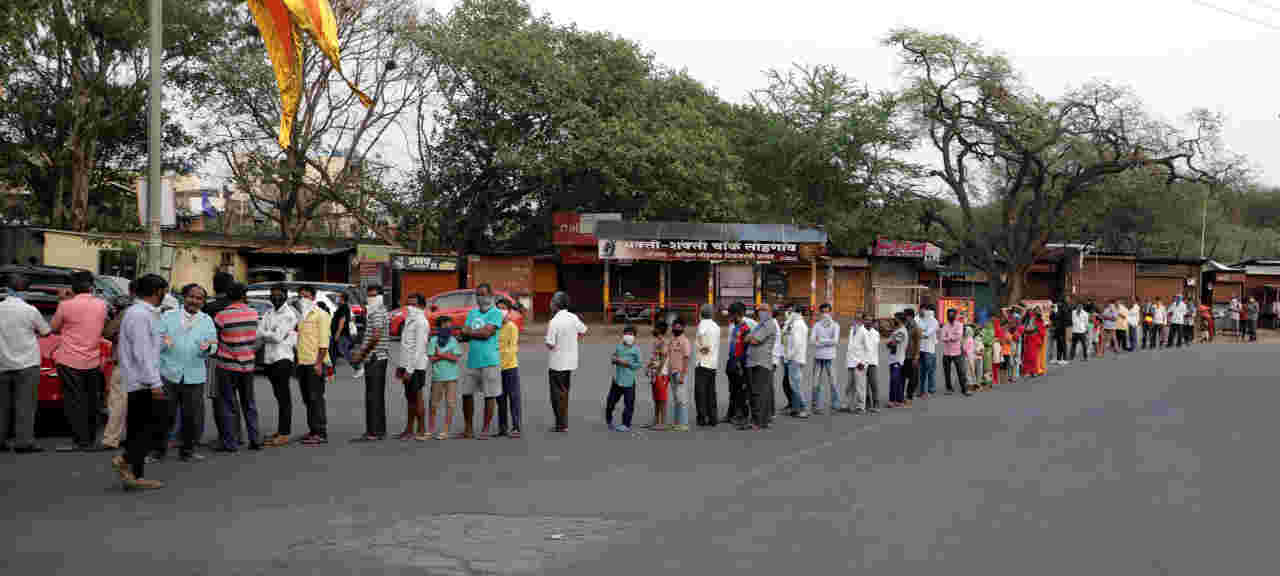 हे बेरोजगार आणि स्थलांतरित जवळपासच्या बांधकाम साईट्सवर काम करतात. मात्र, सध्या लॉकडाउनमुळे त्यांचे काम थांबले आहे.