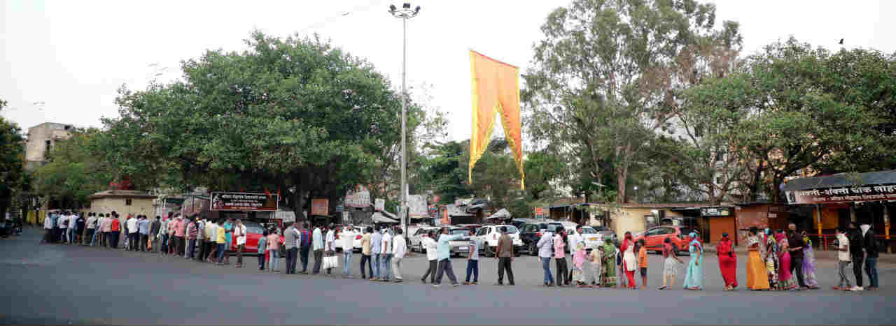काम थांबल्यामुळे या कामगारांवर उपासमारीची वेळ आली आहे.