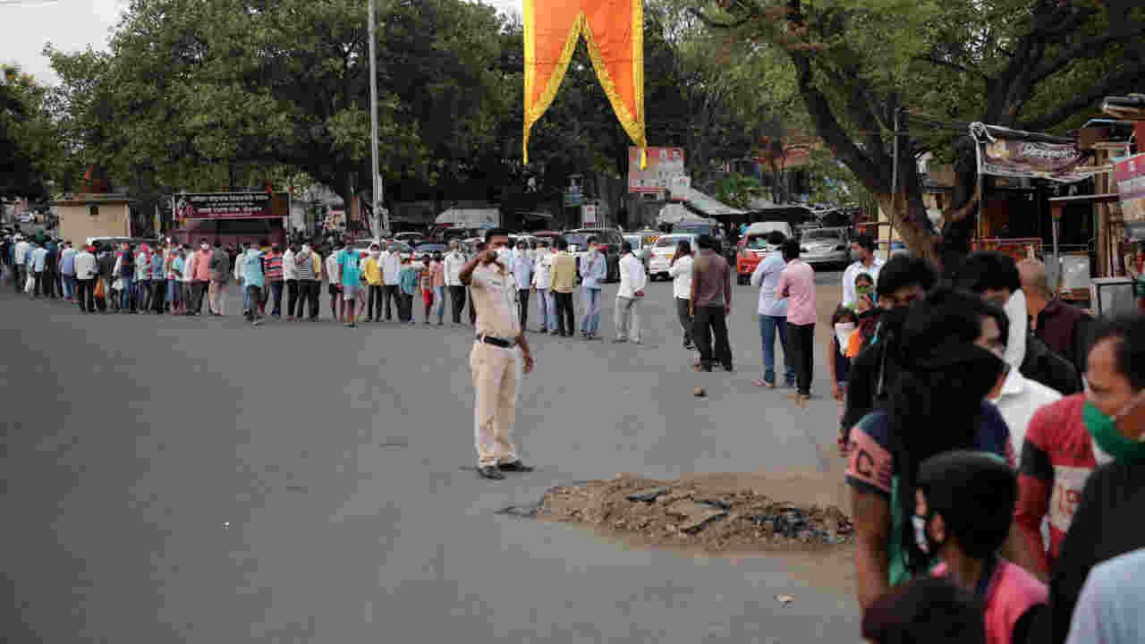 पोलिसांनी यावेळी सोशल डिस्टंसिंगचे पालन होत आहे की नाही याबाबत खबरदारी घेत नियोजनात हातभार लावला.