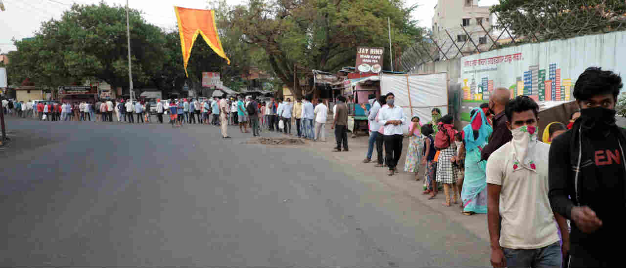 आहे तिथेच थांबा, स्थलांतर करु नका असे शासनाने आवाहन केल्याने मोठ्या प्रमाणावर कामगावर वर्ग या भागात अडकून पडला आहे.
