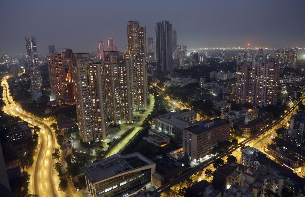मुंबापुरी. मायानगरी. स्वप्नांची नगरी. असंख्य विशेषणांनी देशाची आर्थिक राजधानी मुंबईला ओळखल जातं. (सर्व छायाचित्रे - प्रशांत नाडकर)