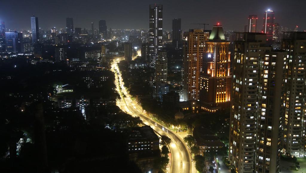 प्रकाशानं झगमगलेल्या इमारतींमुळे मुंबईच रुप आकाशातून वेगळं दिसत आहे.