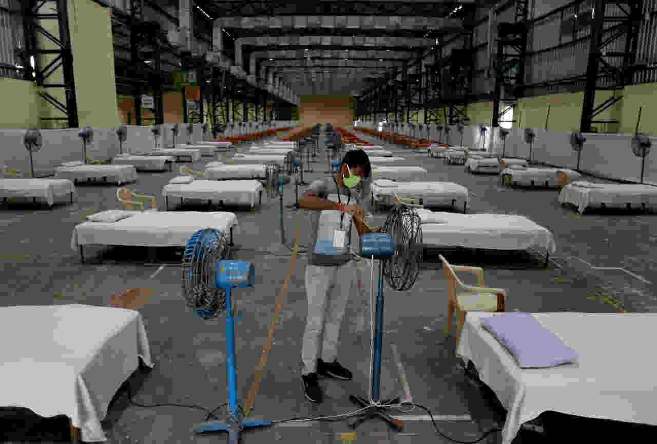 नेस्कोनं त्यांच्या गोरेगाव येथील तीन जागा मुंबई महापालिकेला उपलब्ध करुन दिल्या आहेत. या ठिकाणी महापालिकेच्यावतीने अतिरिक्त क्वारंटाइन कक्ष उभारण्यात येत आहेत.