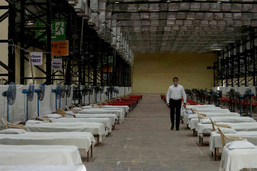 या क्वारंटाइन कक्षांमध्ये प्रत्येक बेडसोबत एक खुर्ची आणि पंखा देखील उपलब्ध करुन देण्यात आला आहे.